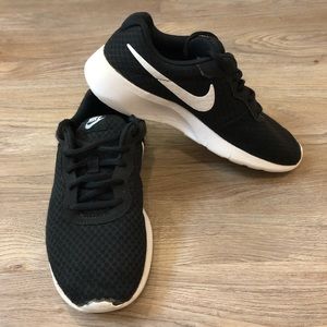 Nike Black and White Tanjun Big Kid Shoes 4Y